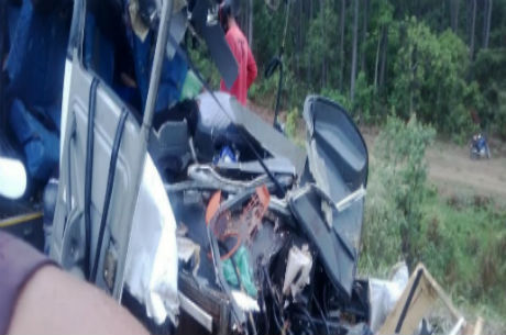 MG: acidente entre caminhão e micro-ônibus mata 14 pessoas