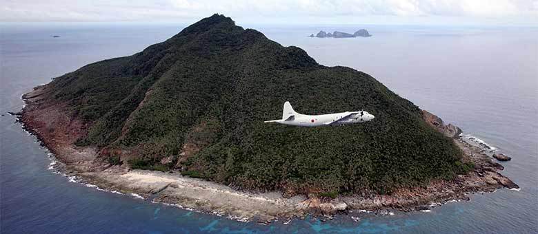 Imagem de 2011 mostra aeronave da força de defesa marítima japonesa sobrevoando ilhas em litígio