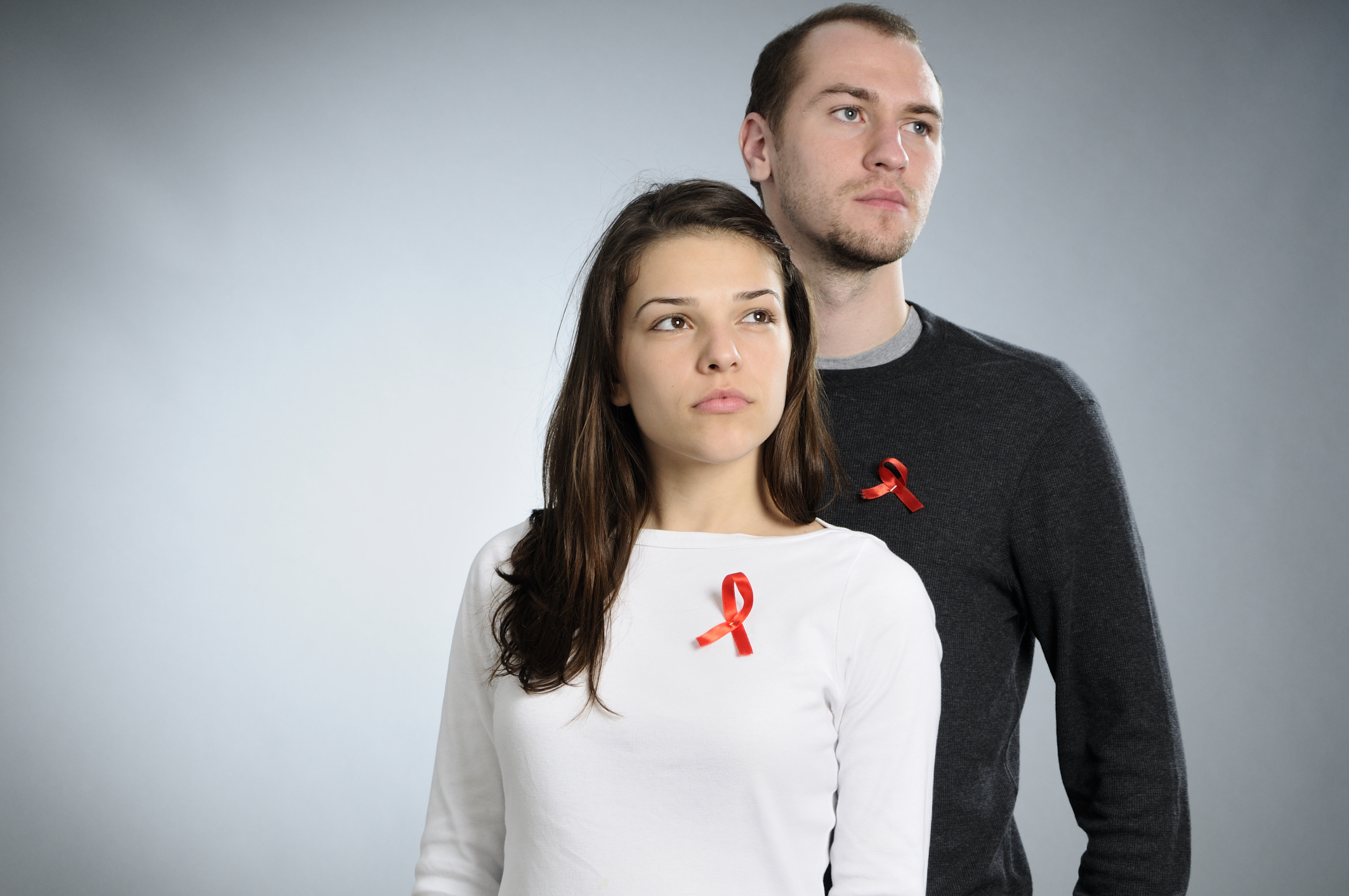 <b>É preciso haver penetração para a transmissão do HIV. MITO.&nbsp;&nbsp;</b>&nbsp;<br><br>O HIV tem diversas formas de transmissão, inclusive pelo sangue, explica a professora. &nbsp;&nbsp;<br><br>— O sexo com penetração é um dos que oferecem maior risco, especialmente se houver ejaculação ou feridas abertas em qualquer um dos órgãos envolvidos (pênis, ânus ou vagina)