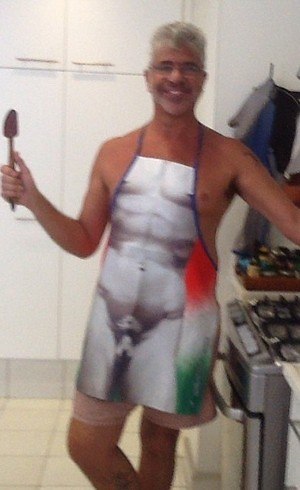 Com Avental De Homem Nu Lulu Santos Cozinha Sem Camisa Se Eu Cozinho Nao Lavo Entretenimento R7 Famosos E Tv
