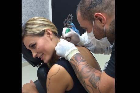 Andressa Urach faz tatuagem em homenagem ao filho