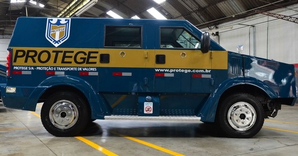 Testamos o carro-forte à prova de fuzis; Veja todos os segredos dessa