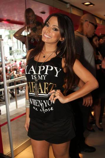 Anitta: A cantora bombou em 2013, teve uma das canções mais
cantadas do ano, tem uma agenda lotada de shows, está com DVD engatilhado e,
como ela mesmo diz, “não para”. Assediada, símbolo sexual, a cantora já brincou
em entrevistas pedindo para não arrumarem supostos namorados, para não ficar
sozinha.
Dica da especialista: “Cada um precisa saber respeitar o
próprio momento na vida. Se o momento da Anitta é o do sucesso, ela está certa
em dar atenção a isso, aprender a se curtir, trabalhar com foco. Quando você não
tem tempo para um relacionamento, não vai ser feliz só por que está com alguém.
É melhor aprender a ser feliz sozinha e curtir a fase de crescimento pessoal.
Tem muita gente que chega ao meu consultório e eu falo para voltar em outro
momento da vida”
Anitta: A cantora bombou em 2013, teve uma das canções mais
cantadas do ano, tem uma agenda lotada de shows, está com DVD engatilhado e,
como ela mesmo diz, “não para”. Assediada, símbolo sexual, a cantora já brincou
em entrevistas pedindo para não arrumarem supostos namorados, para não ficar
sozinha.
Dica da especialista: “Cada um precisa saber respeitar o
próprio momento na vida. Se o momento da Anitta é o do sucesso, ela está certa
em dar atenção a isso, aprender a se curtir, trabalhar com foco. Quando você não
tem tempo para um relacionamento, não vai ser feliz só por que está com alguém.
É melhor aprender a ser feliz sozinha e curtir a fase de crescimento pessoal.
Tem muita gente que chega ao meu consultório e eu falo para voltar em outro
momento da vida”