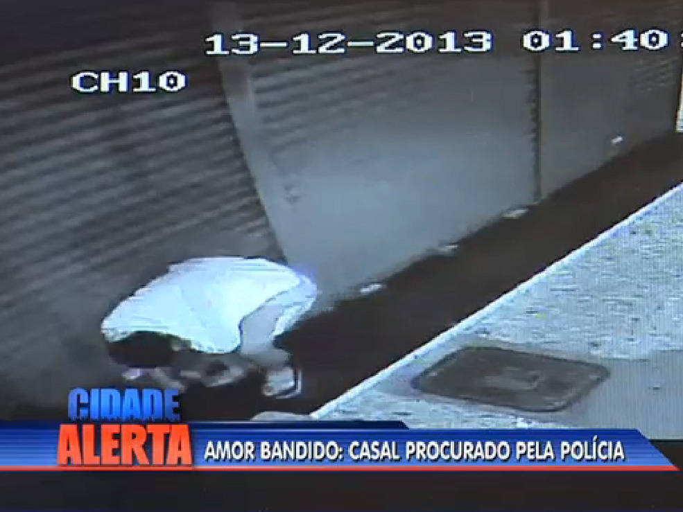 Flagrante Casal Dá Amasso Para Disfarçar Enquanto Arromba Porta De Loja No Rio Fotos R7 Rio 