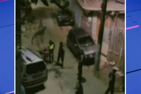 Um PM foi flagrado agredindo um mototaxista no morro da Babilônia Um PM foi flagrado agredindo um mototaxista no morro da Babilônia