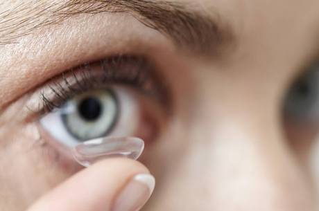 Descuido com a lente de contato pode prejudicar a visão