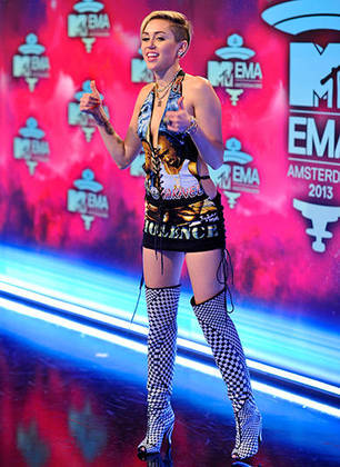 Miley Cyrus é eleita a famosa mais cafona de 2013. Veja os piores looks -  Fotos - R7 Moda