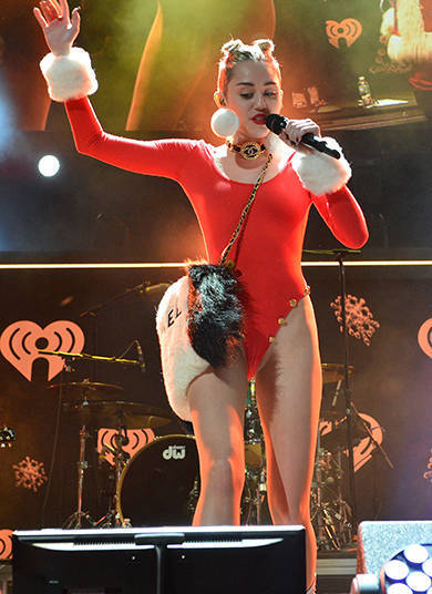 Miley Cyrus é eleita a famosa mais cafona de 2013. Veja os piores