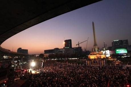 População se reúne no Victoria Monument, em Bangcoc População se reúne no Victoria Monument, em Bangcoc