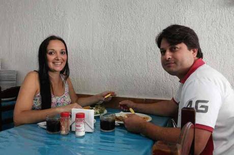 Fernanda tem vale-refeição de R$ 14 e Márcio, de R$ 20. Quem paga a conta é o marido Fernanda tem vale-refeição de R$ 14 e Márcio, de R$ 20. Quem paga a conta é o marido