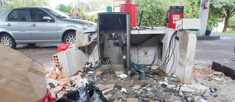 Cofre de posto de gasolina ficou completamente destruído após a ação de criminosos em Ribeirão Preto Cofre de posto de gasolina ficou completamente destruído após a ação de criminosos em Ribeirão Preto
