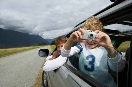 Postura correta ao volante evita dor nas costas em viagens Postura correta ao volante evita dor nas costas em viagens