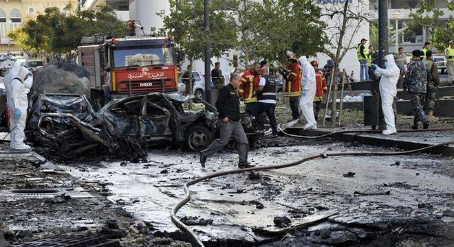 Atentato com carro-bomba mata cinco pessoas e deixa mais de 50 feridas, em Beirute, no Líbano Atentato com carro-bomba mata cinco pessoas e deixa mais de 50 feridas, em Beirute, no Líbano