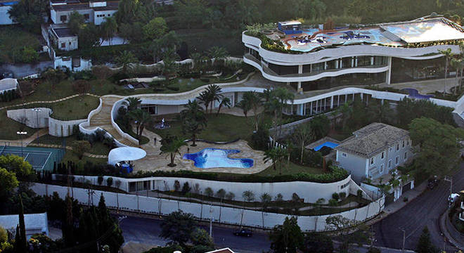 Projetado pelo arquiteto Rui Ohtake, imóvel tem 34 banheiros Projetado pelo arquiteto Rui Ohtake, imóvel tem 34 banheiros