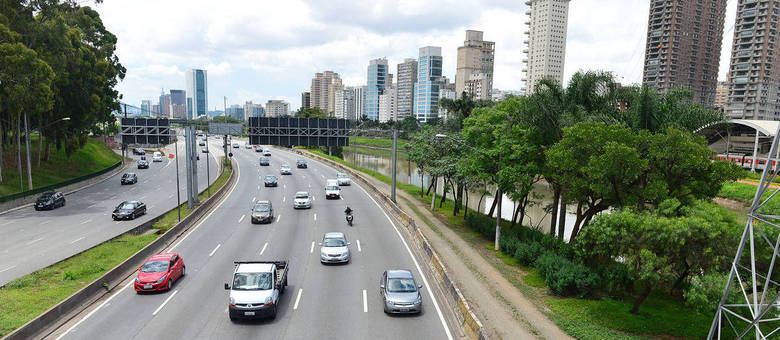Multa para motoristas que desrespeitam o rodízio é de R$ 130,16 Multa para motoristas que desrespeitam o rodízio é de R$ 130,16