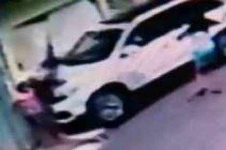Criança ficou prensada em portão após atropelamento em calçada Criança ficou prensada em portão após atropelamento em calçada