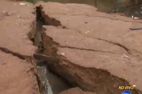 Cheia do rio e fortes chuvas podem ter agravado a situação Cheia do rio e fortes chuvas podem ter agravado a situação