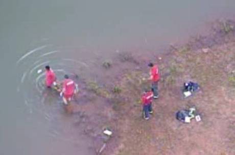 Bombeiros entram no lago para retirar o corpo da vítima Bombeiros entram no lago para retirar o corpo da vítima