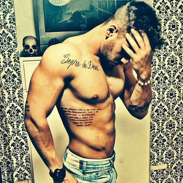 Sem camisa, Lucas Lucco mostra nova tatuagem Pop R7 Jovem