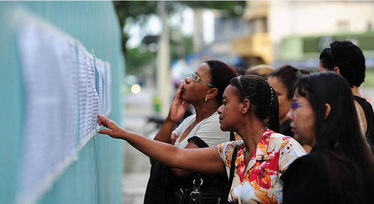 Concursos públicos atuais oferecem vagas com salários de até R$ 5 mil Concursos públicos atuais oferecem vagas com salários de até R$ 5 mil