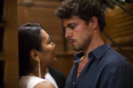 Dira Paes protagoniza cenas quentes com Cauã Reymond Dira Paes protagoniza cenas quentes com Cauã Reymond