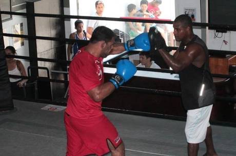 Minotouro treina com seu professor de boxe, Edvaldo Badola