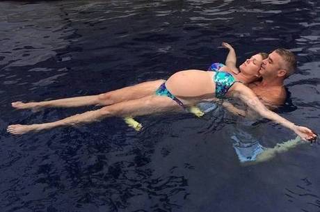 Ana Hickmann relaxa em piscina com marido