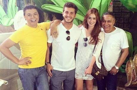 Os promoters David Brazil e Glaycon Muniz posam com o casal Os promoters David Brazil e Glaycon Muniz posam com o casal