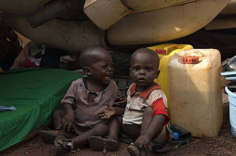 Criança chora em um acampamento para refugiados  perto do aeroporto de Bangui