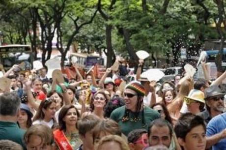Blocos de rua terão 400 ambulantes Blocos de rua terão 400 ambulantes