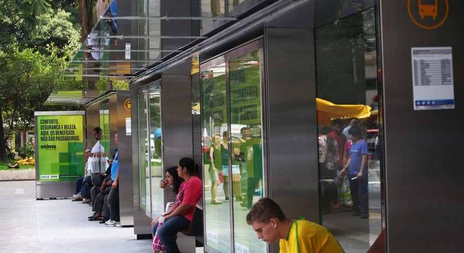 Pontos terão cobertura térmica e painéis informativos dos ônibus Pontos terão cobertura térmica e painéis informativos dos ônibus