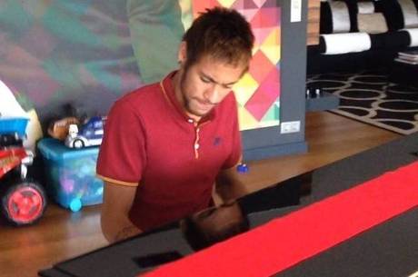 Neymar tocando piano?