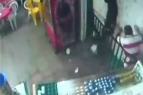 Câmeras de segurança flagram marquise cair em cima do homem Câmeras de segurança flagram marquise cair em cima do homem