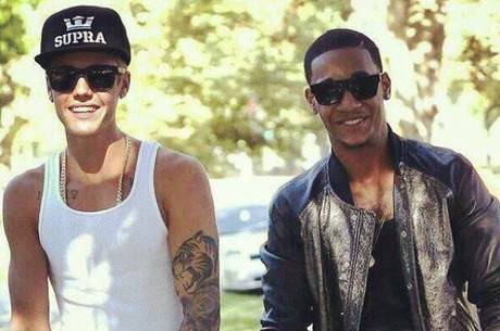 Justin Bieber ao lado de Lil Za Justin Bieber ao lado de Lil Za