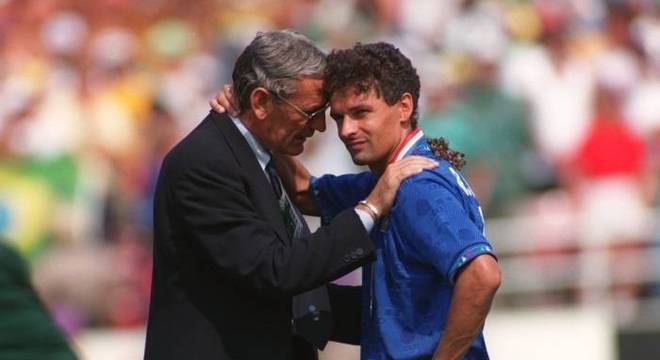 Roberto Baggio é consolado na Copa de 1994, nos Estados Unidos Roberto Baggio é consolado na Copa de 1994, nos Estados Unidos