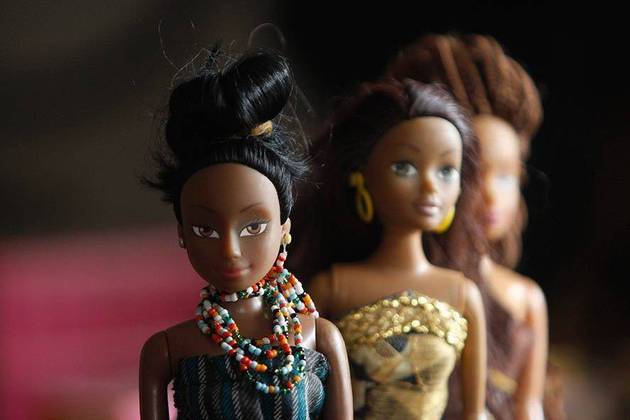 Artista nigeriana cria roupas muçulmanas para bonecas Barbie