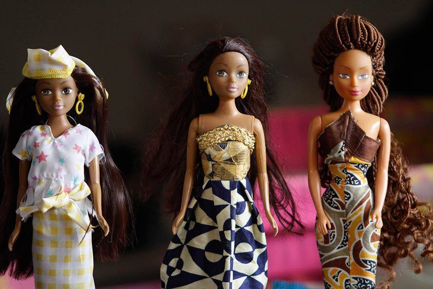 Artista nigeriana cria roupas muçulmanas para bonecas Barbie