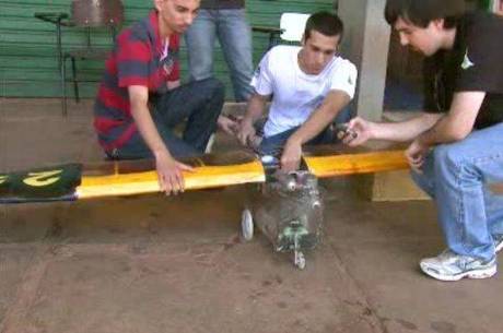 Os alunos gastam em média R$ 20 mil por projeto e procuram aperfeiçoar a mini aeronave a cada competição Os alunos gastam em média R$ 20 mil por projeto e procuram aperfeiçoar a mini aeronave a cada competição