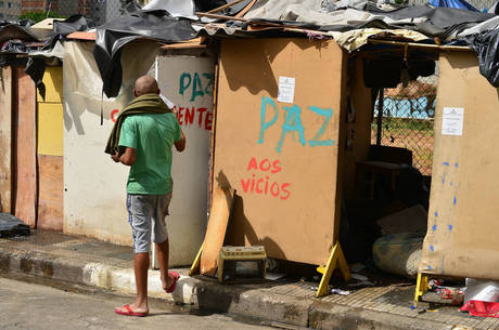 Especialistas criticam o tratamento dado aos usuários de drogas
Especialistas criticam o tratamento dado aos usuários de drogas