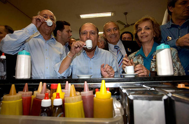 Eles são como a gente: políticos vão a mercado, consertam caixa d