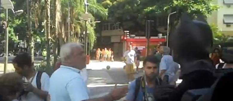 Morador do Leblon discutiu com manifestante vestido de Batman durante rolezinho no bairro, no domingo, 19 Morador do Leblon discutiu com manifestante vestido de Batman durante rolezinho no bairro, no domingo, 19