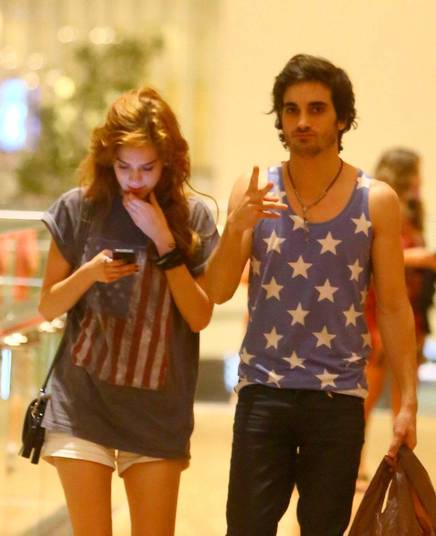 Sophia Abrahão estava mais interessada no celular do que em Fiuk no encontro romântico com o namorado no shopping Village Mall, na Barra da Tijuca, no Rio de Janeiro, nesta terça-feira (21)