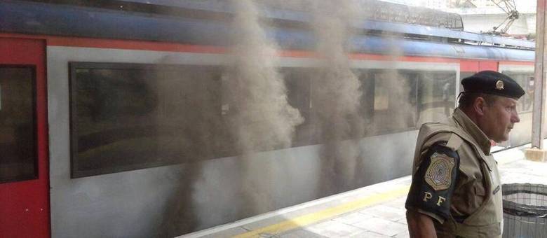 CPTM diz que trem apresentou uma avaria antes do incêndio CPTM diz que trem apresentou uma avaria antes do incêndio