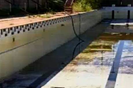 Abandonada, piscina descoberta acumula água Abandonada, piscina descoberta acumula água