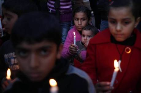 Crianças palestinas em Gaza protestam contra as condições do campo de refugiados na Síria
