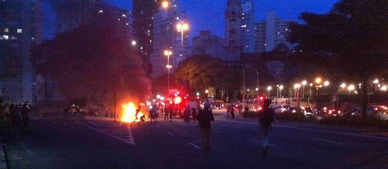 Veículo foi incendiado nos arredores da praça Roosevelt, no centro da capital paulista