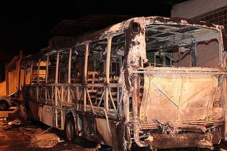 Na avenida General Penha Brasil, 15 homens pararam o coletivo e colocaram fogo no ônibus
Na avenida General Penha Brasil, 15 homens pararam o coletivo e colocaram fogo no ônibus