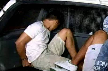 Com a dupla, foram encontrados R$ 300 roubados do posto Com a dupla, foram encontrados R$ 300 roubados do posto