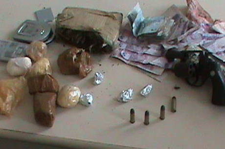 Dinheiro, drogas e uma arma calibre 38 foram apreendidos Dinheiro, drogas e uma arma calibre 38 foram apreendidos