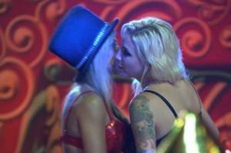 Vanessa e Clara trocaram carinhos na pista de dança Vanessa e Clara trocaram carinhos na pista de dança